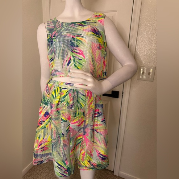 Lilly Pulitzer Colorful Tropical Print Teo Piece Set Size 4. - Picture 3 of 12